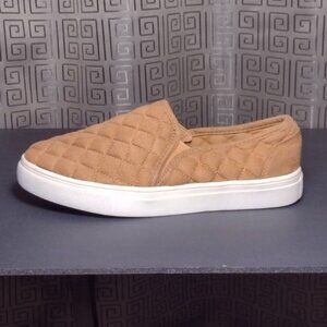 Magellan Outdoors Women’s Shoes  Sz 7 B Slip Ons Quilted